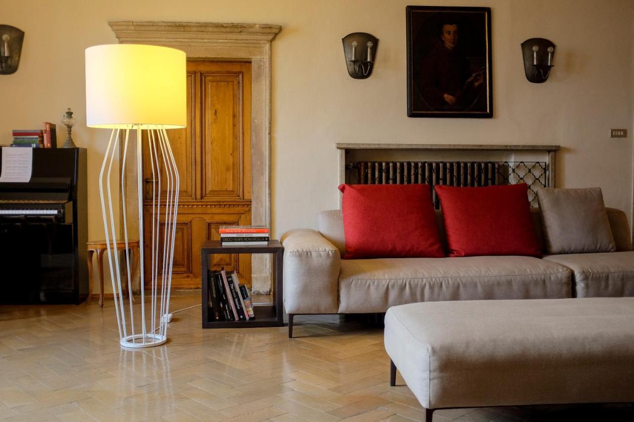 Weisses Roessl Hotel Caldaro Bagian luar foto