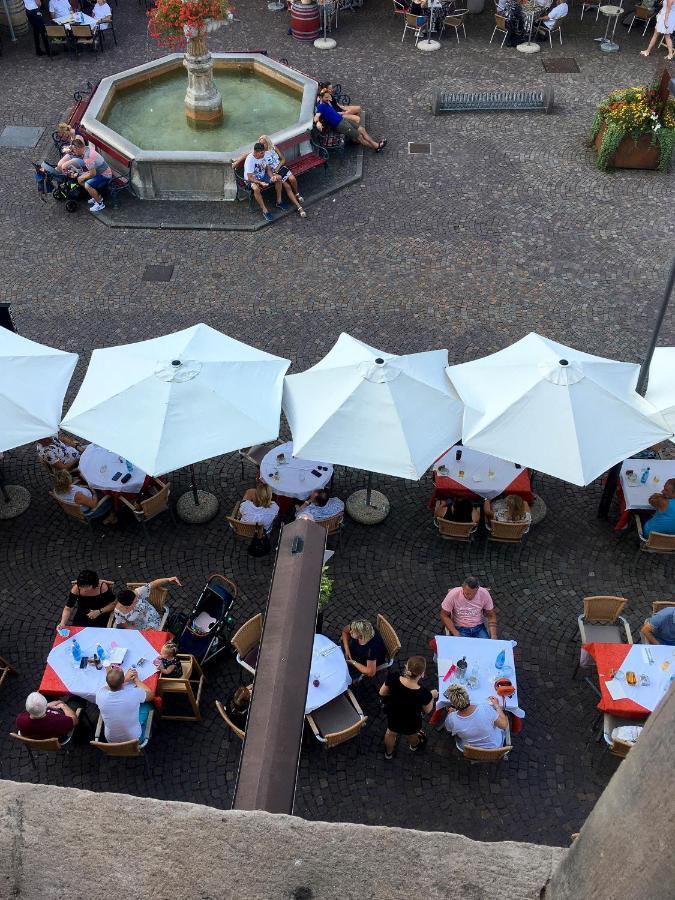 Weisses Roessl Hotel Caldaro Bagian luar foto