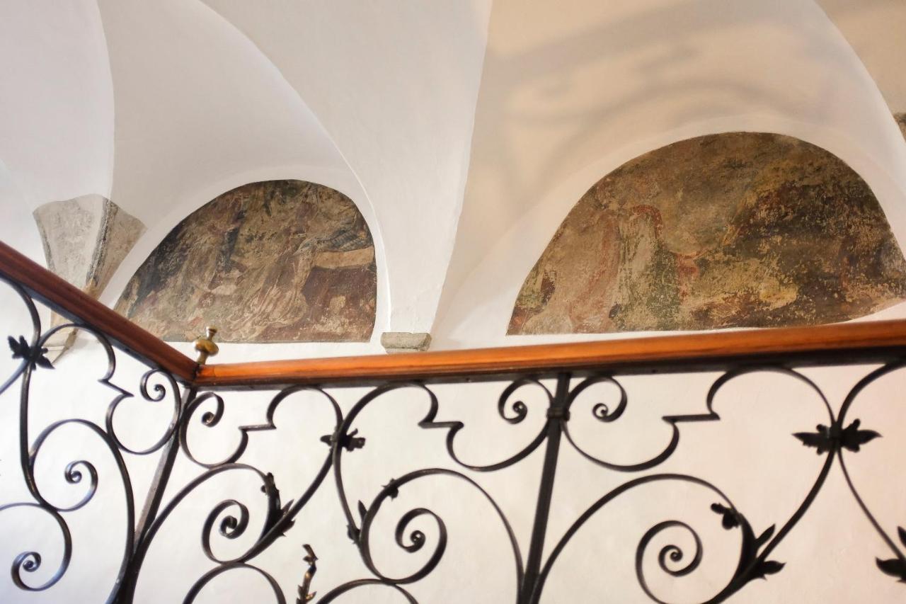 Weisses Roessl Hotel Caldaro Bagian luar foto