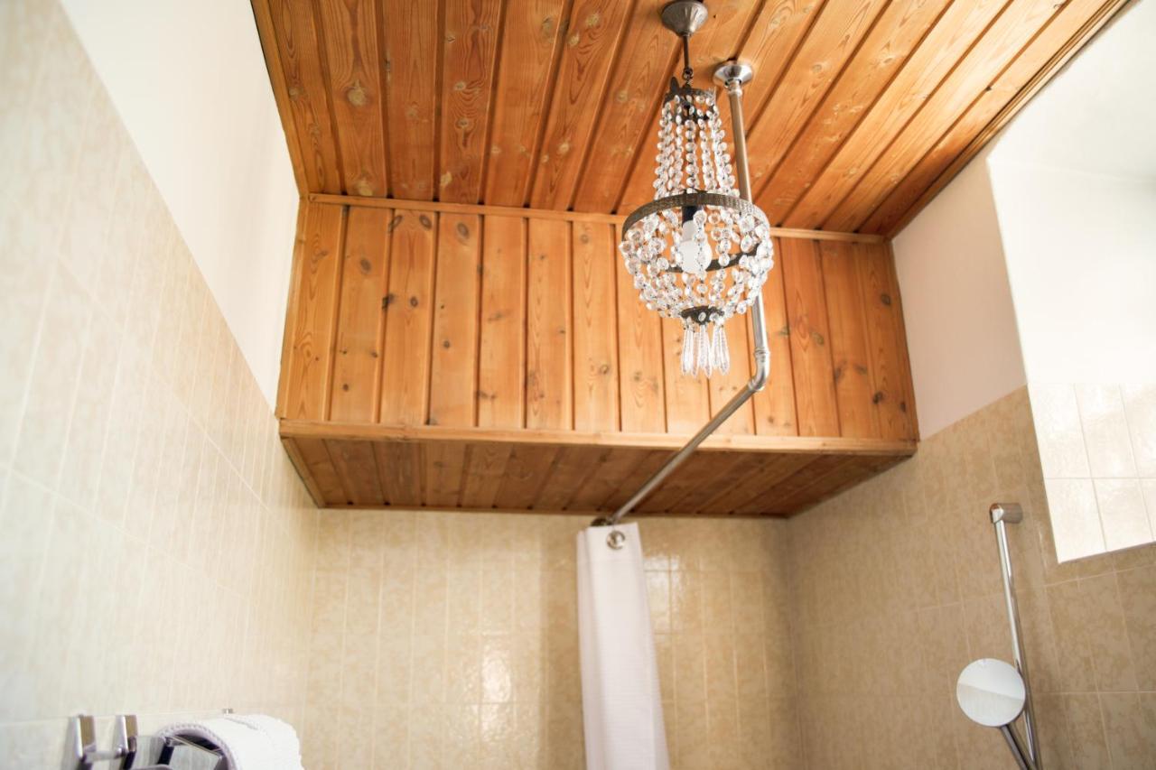 Weisses Roessl Hotel Caldaro Bagian luar foto