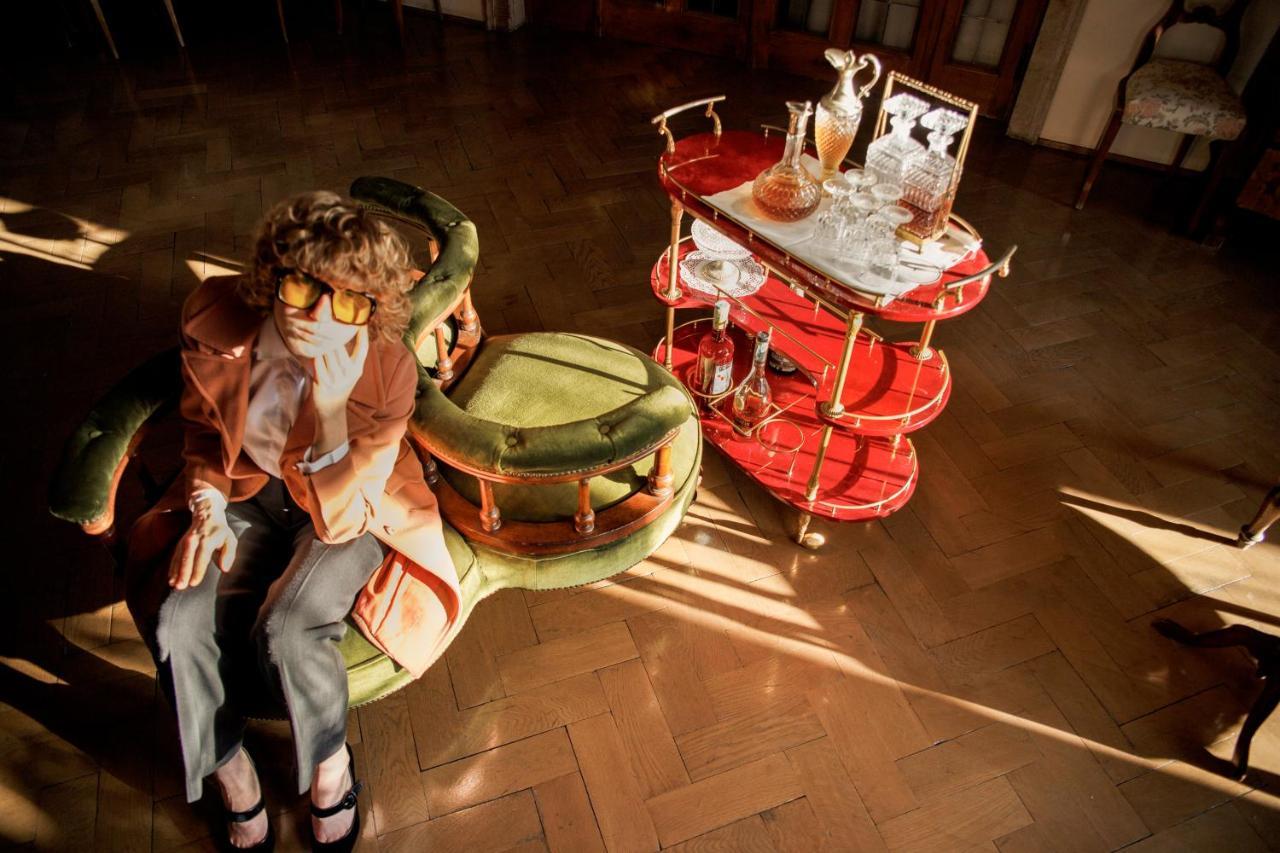 Weisses Roessl Hotel Caldaro Bagian luar foto