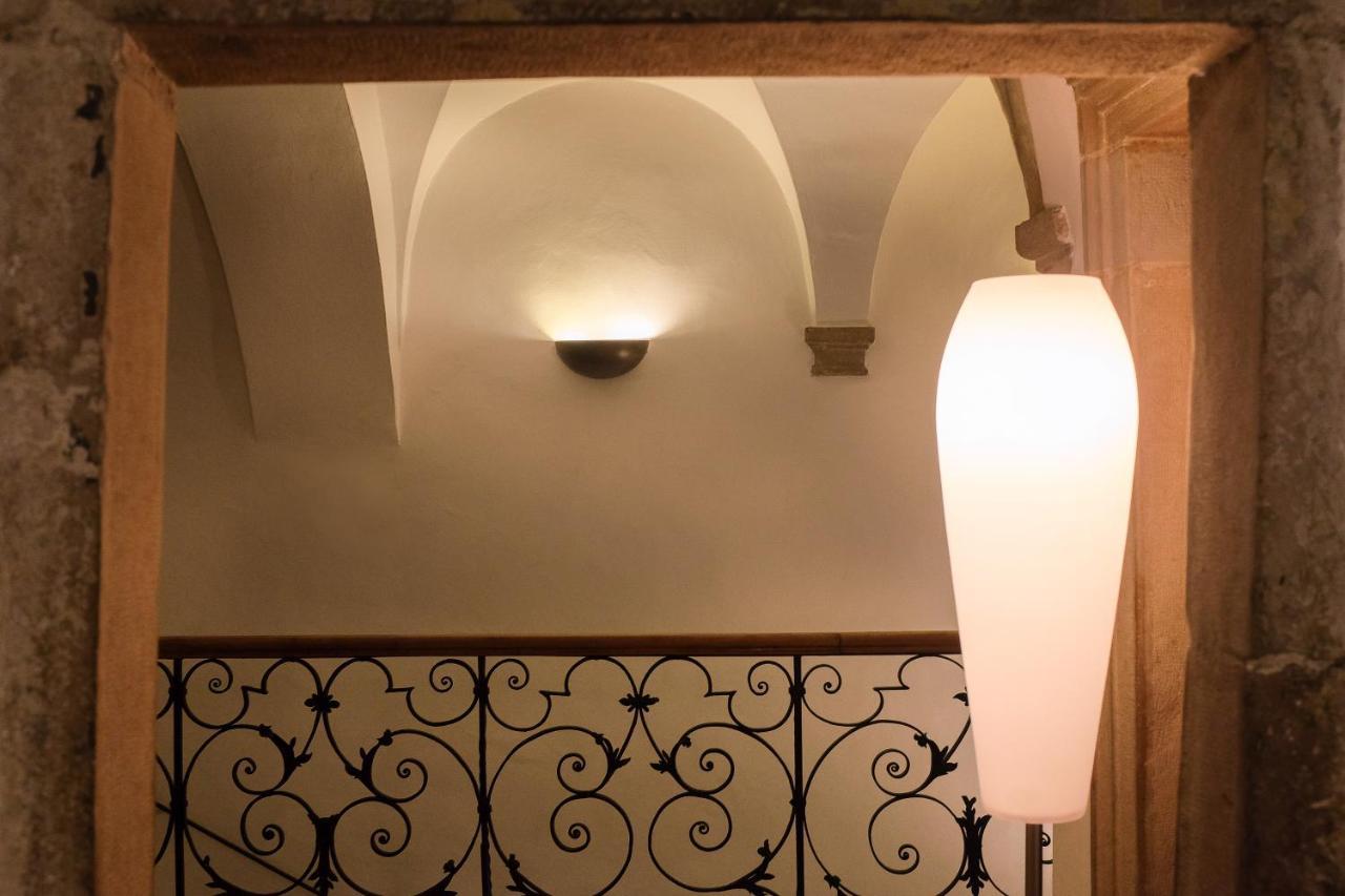 Weisses Roessl Hotel Caldaro Bagian luar foto