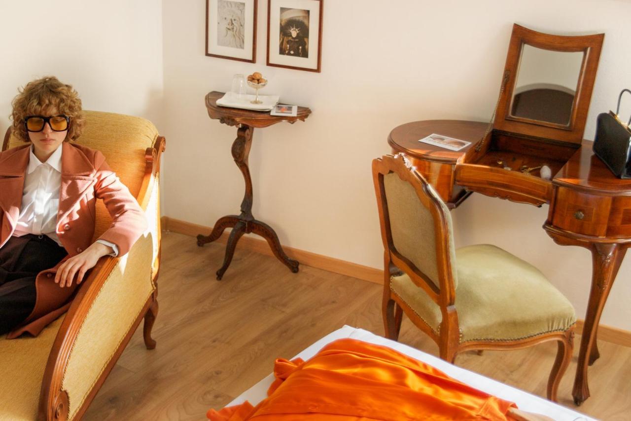 Weisses Roessl Hotel Caldaro Bagian luar foto