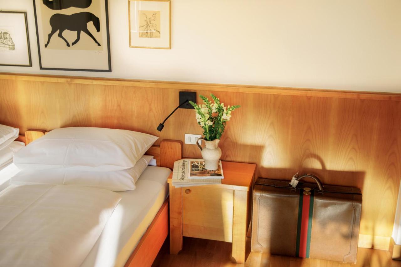Weisses Roessl Hotel Caldaro Bagian luar foto