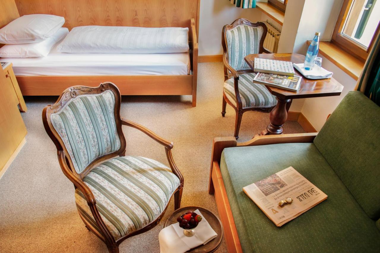 Weisses Roessl Hotel Caldaro Bagian luar foto