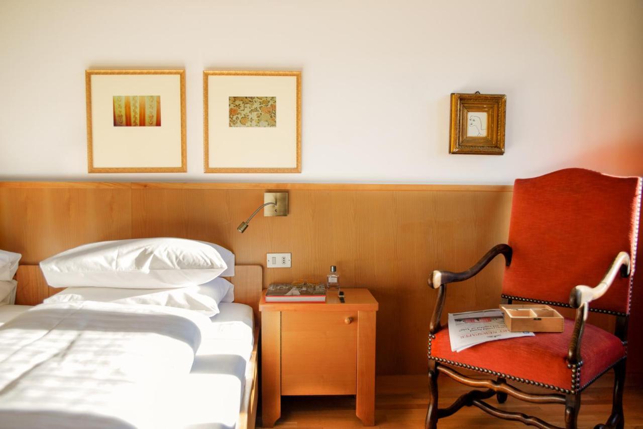 Weisses Roessl Hotel Caldaro Bagian luar foto
