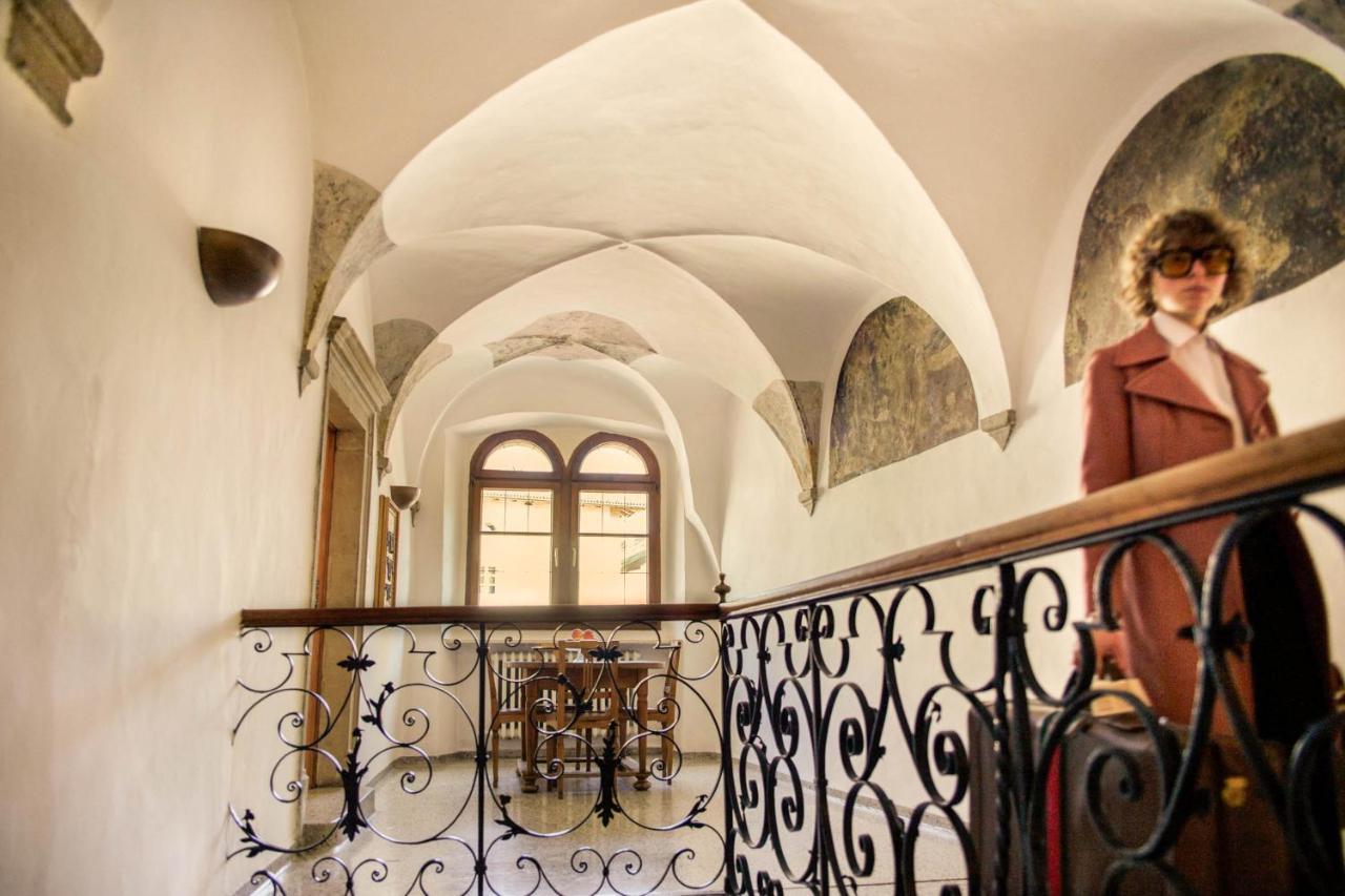 Weisses Roessl Hotel Caldaro Bagian luar foto