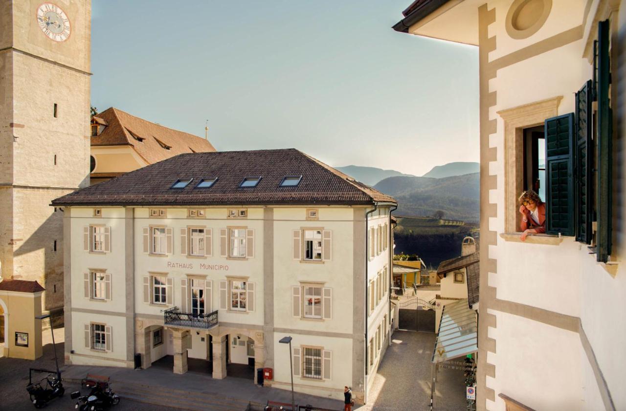 Weisses Roessl Hotel Caldaro Bagian luar foto