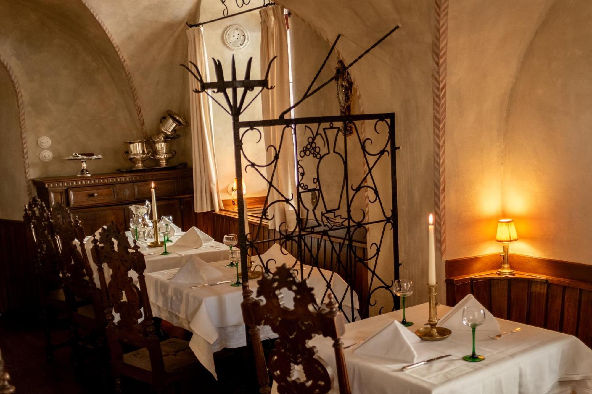 Weisses Roessl Hotel Caldaro Bagian luar foto