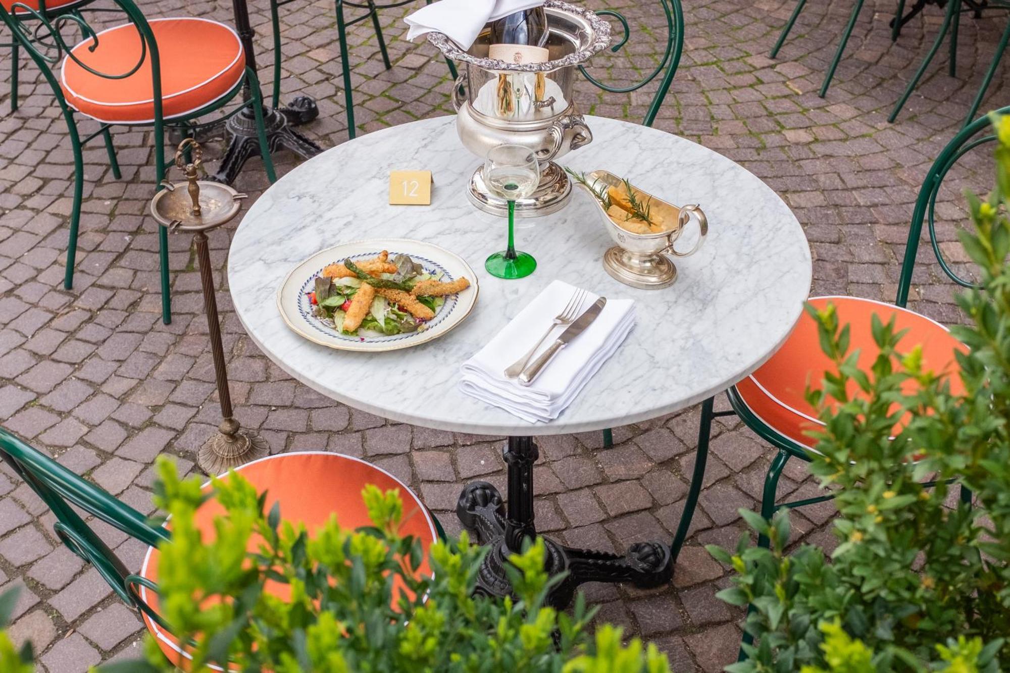 Weisses Roessl Hotel Caldaro Bagian luar foto